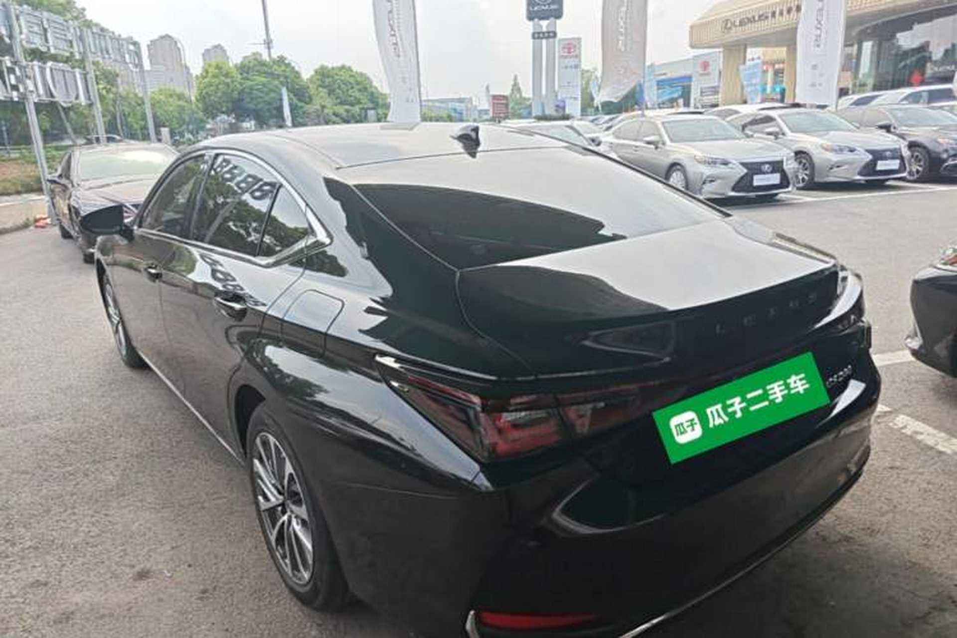 Used Lexus ES 2025 200 Premium Edition Rear Left 45 Deg