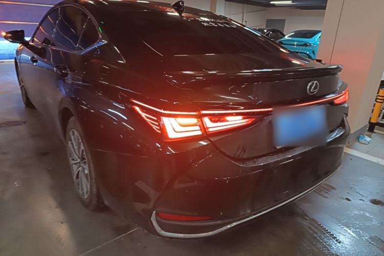 Used Lexus ES 2025 200 Premium Edition Rear Left 45 Deg