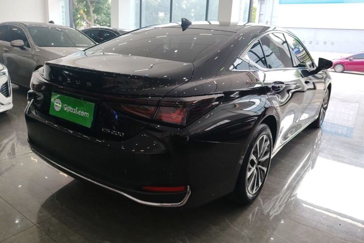 Used Lexus ES 2025 200 Premium Edition Rear Right 45 Deg