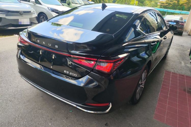 Used Lexus ES 2025 200 Premium Edition Rear Right 45 Deg