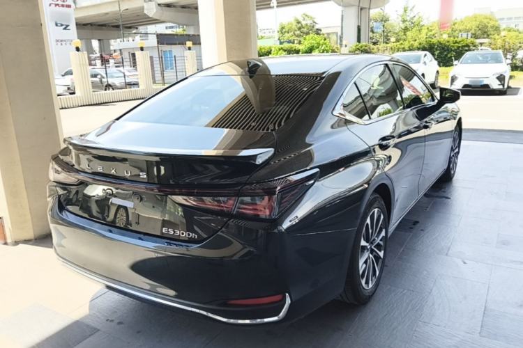 Used Lexus ES 2025 300h Deluxe Edition Rear Right 45 Deg
