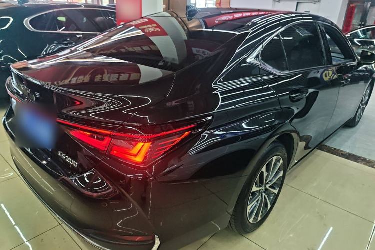 Used Lexus ES 2025 200 Premium Edition Rear Right 45 Deg
