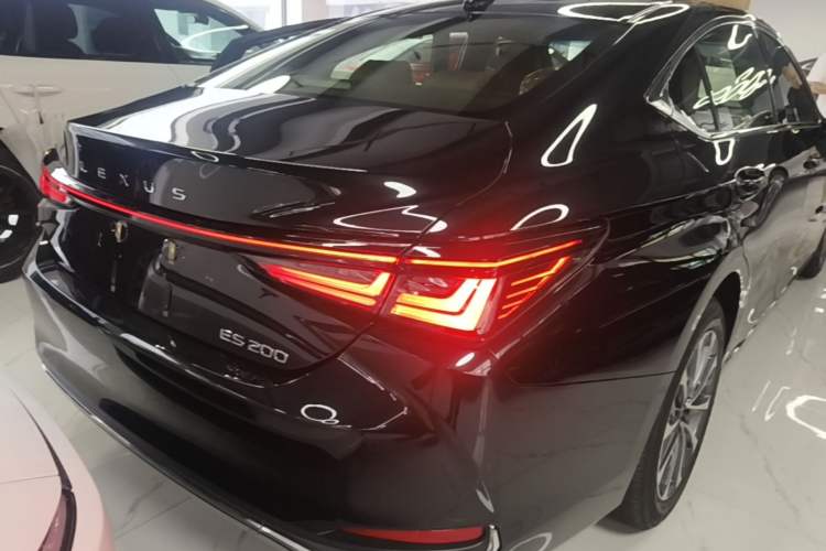 Used Lexus ES 2025 200 Premium Edition Rear Right 45 Deg