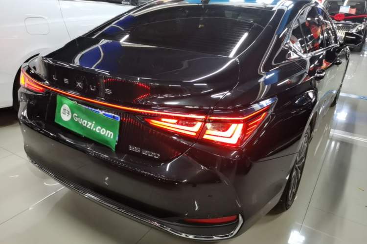 Used Lexus ES 2025 200 Premium Edition Rear Right 45 Deg