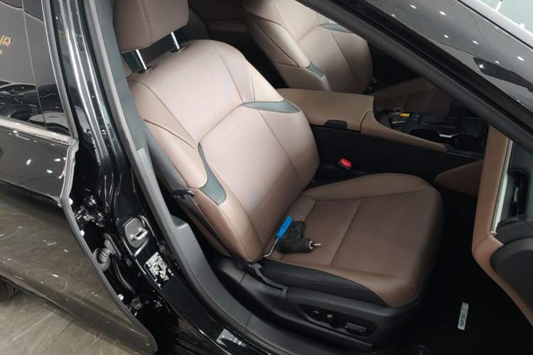Used Lexus ES 2025 200 Premium Edition Right Front Seat