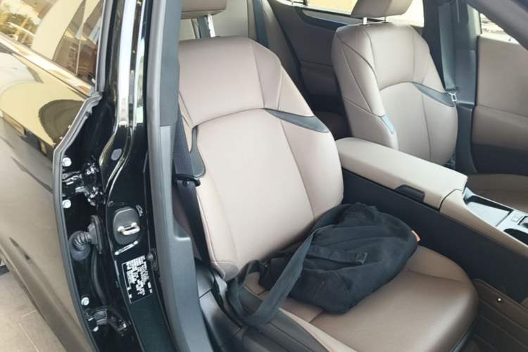 Used Lexus ES 2025 300h Deluxe Edition Right Front Seat