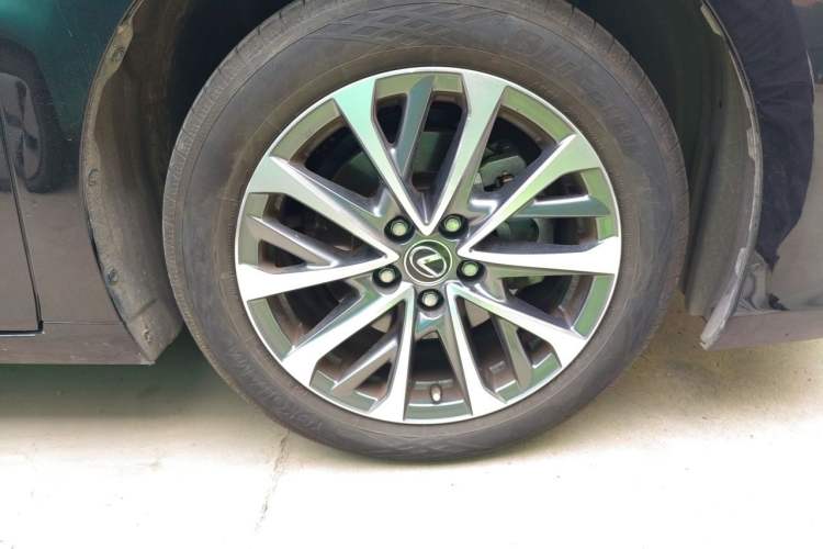 Used Lexus ES 2025 200 Premium Edition Right Front Wheel Hub