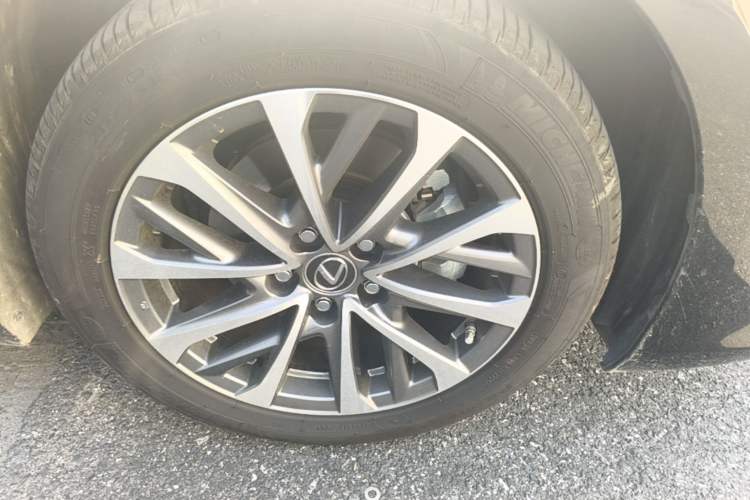 Used Lexus ES 2025 300h Deluxe Edition Right Front Wheel Hub