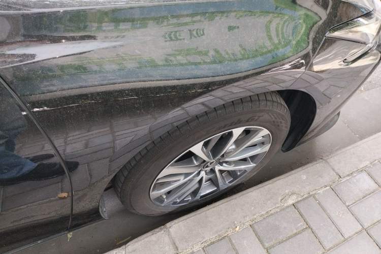 Used Lexus ES 2025 200 Premium Edition Right Front Wheel Hub