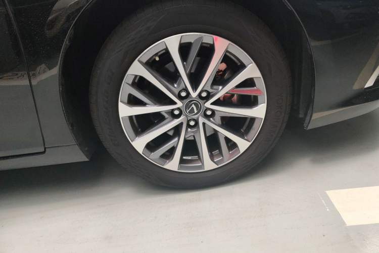 Used Lexus ES 2025 200 Premium Edition Right Front Wheel Hub
