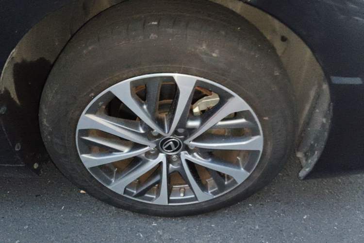 Used Lexus ES 2025 200 Premium Edition Right Front Wheel Hub
