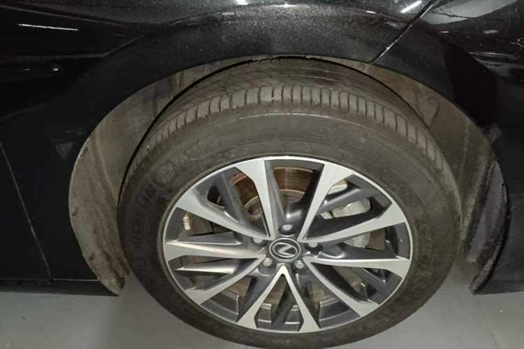 Used Lexus ES 2025 200 Premium Edition Right Front Wheel Hub