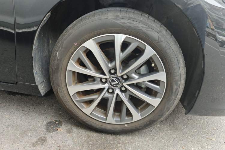 Used Lexus ES 2025 200 Premium Edition Right Front Wheel Hub