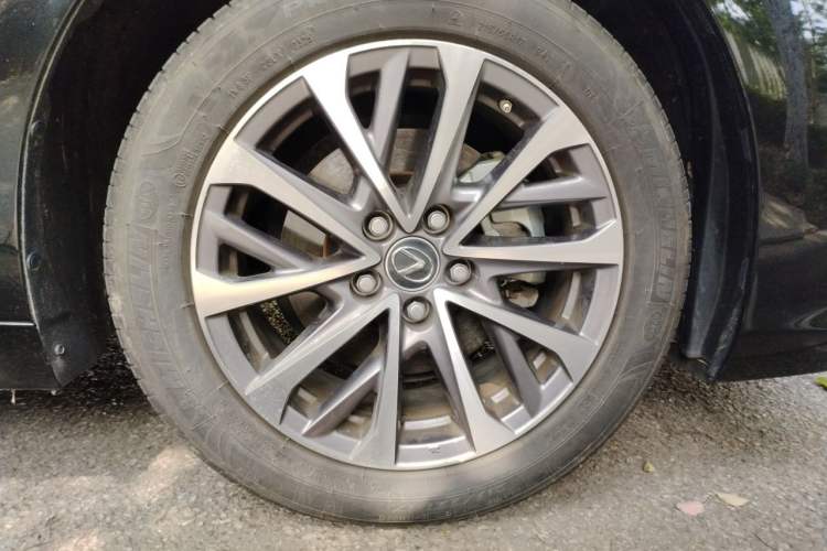 Used Lexus ES 2025 200 Premium Edition Right Front Wheel Hub