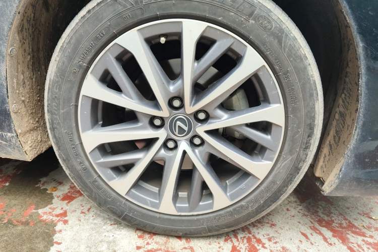 Used Lexus ES 2025 200 Premium Edition Right Front Wheel Hub