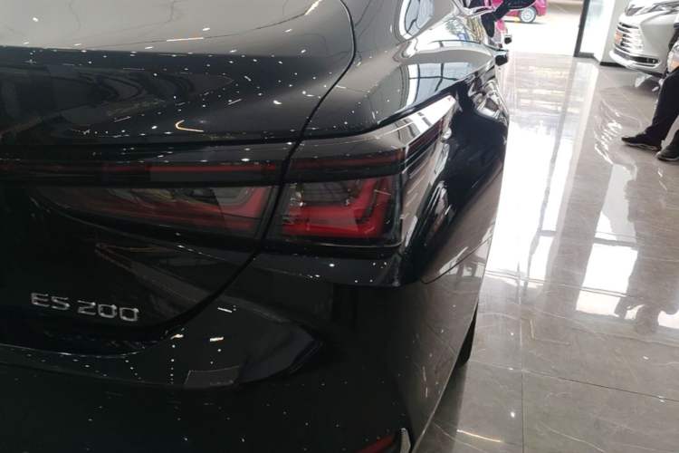 Used Lexus ES 2025 200 Premium Edition Right Rear Taillight