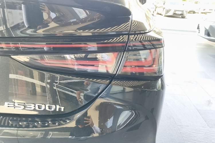 Used Lexus ES 2025 300h Deluxe Edition Right Rear Taillight