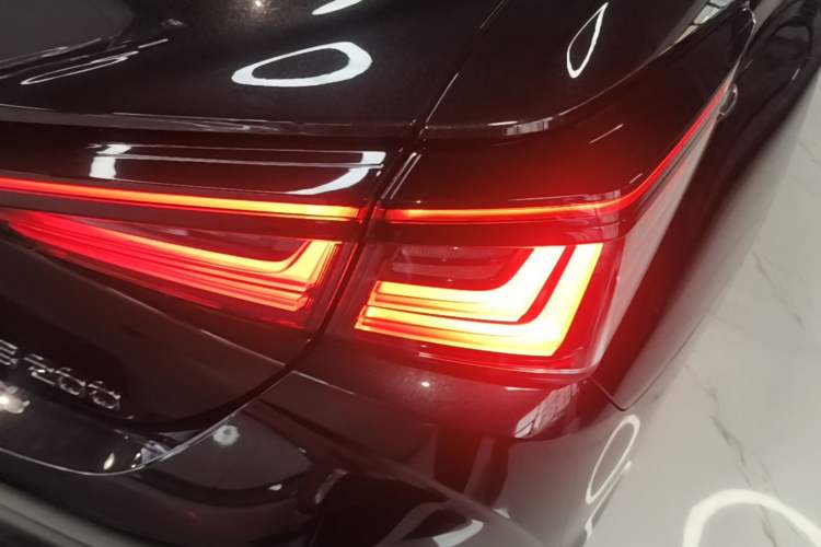 Used Lexus ES 2025 200 Premium Edition Right Rear Taillight