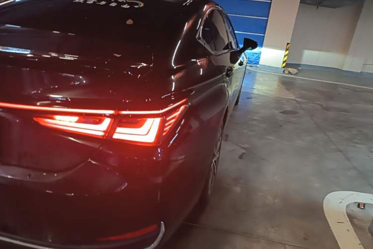 Used Lexus ES 2025 200 Premium Edition Right Rear Taillight