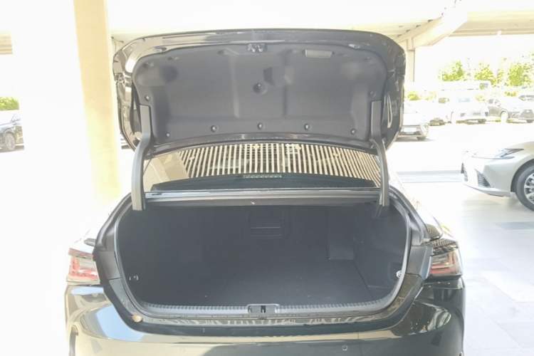 Used Lexus ES 2025 300h Deluxe Edition Trunk