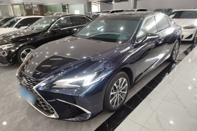 Ojetý Lexus ES 2025 200 Premium Edition