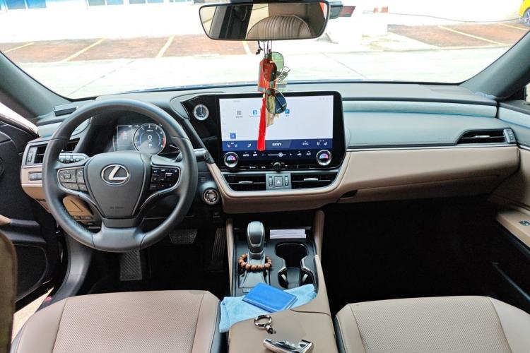 Used Lexus ES 2025 200 Premium Edition Center Console