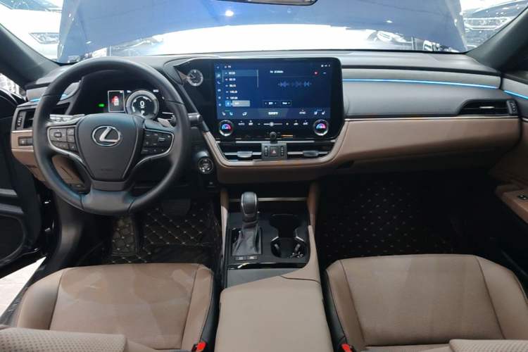 Used Lexus ES 2025 300h Deluxe Edition Center Console