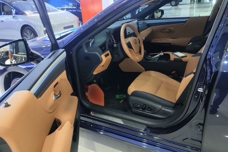 Used Lexus ES 2025 200 Premium Edition Driver Seat