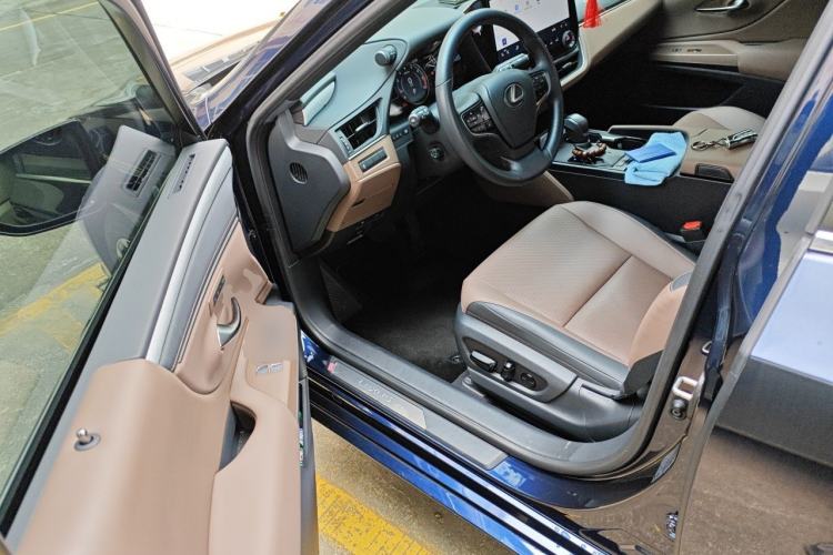 Used Lexus ES 2025 200 Premium Edition Driver Seat