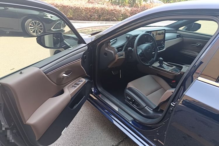 Used Lexus ES 2025 300h Deluxe Edition Driver Seat