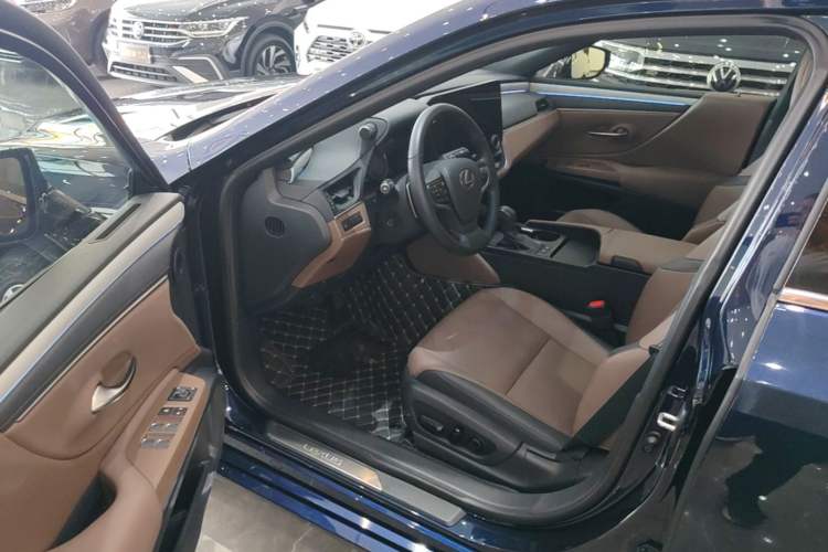 Used Lexus ES 2025 300h Deluxe Edition Driver Seat