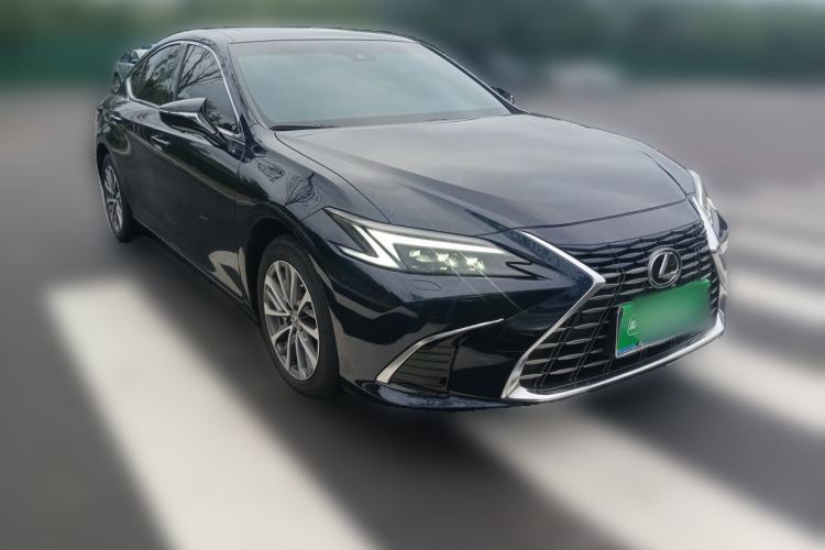 Used Lexus ES 2025 300h Deluxe Edition Front Right 45 Deg
