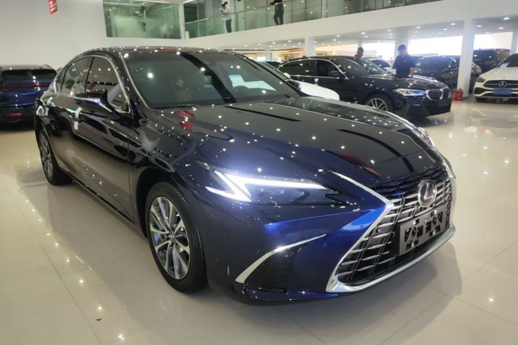 Used Lexus ES 2025 200 Premium Edition Front Right 45 Deg
