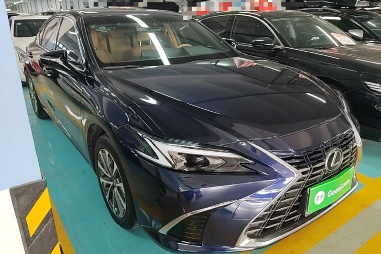 Used Lexus ES 2025 200 Premium Edition Front Right 45 Deg