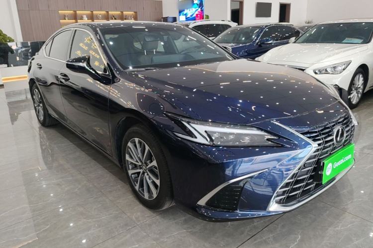 Used Lexus ES 2025 300h Deluxe Edition Front Right 45 Deg