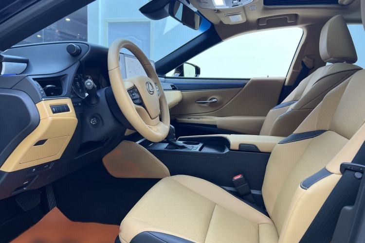 Used Lexus ES 2025 200 Premium Edition Interior 6
