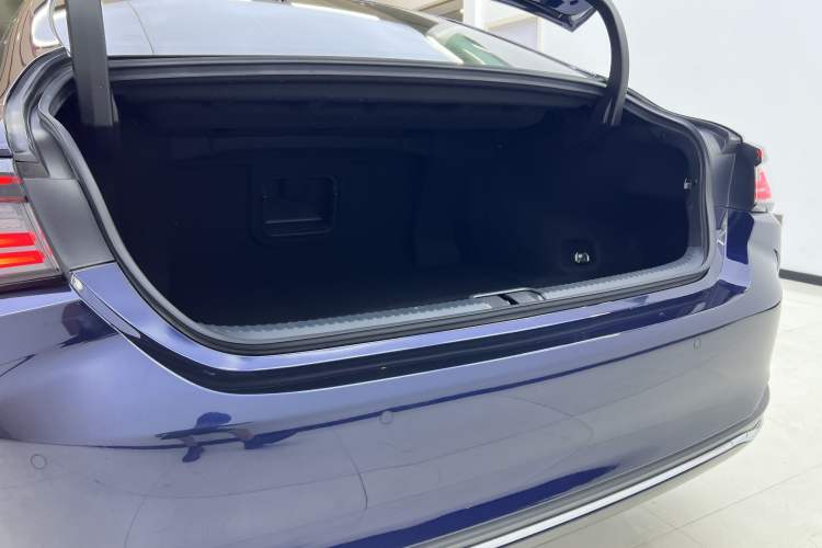 Used Lexus ES 2025 200 Premium Edition Interior 8