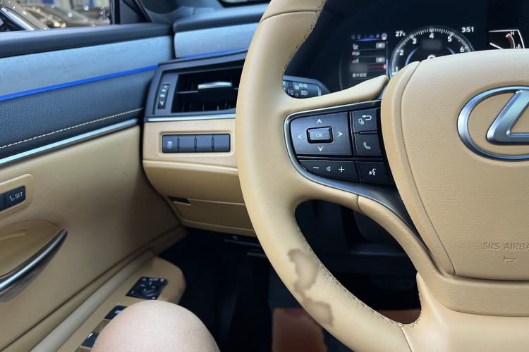 Used Lexus ES 2025 200 Premium Edition Interior 9