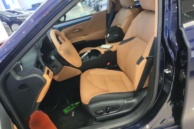 Used Lexus ES 2025 200 Premium Edition Left Front Seat