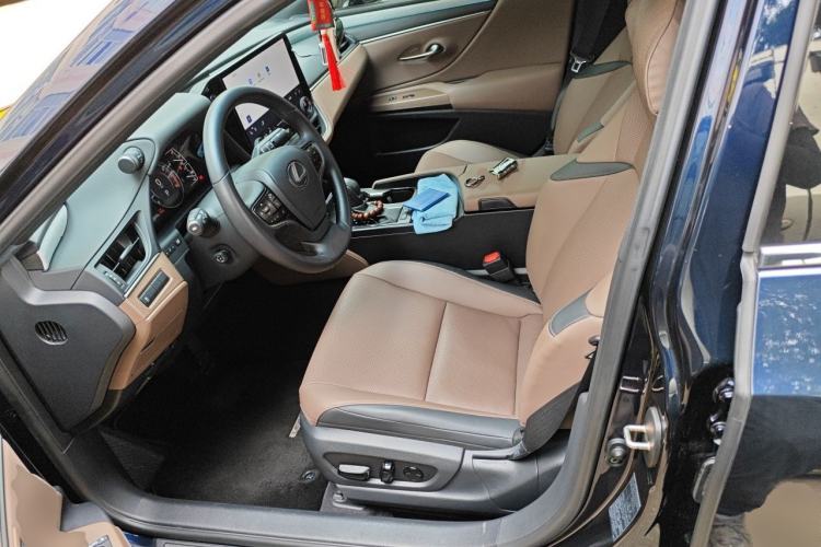 Used Lexus ES 2025 200 Premium Edition Left Front Seat