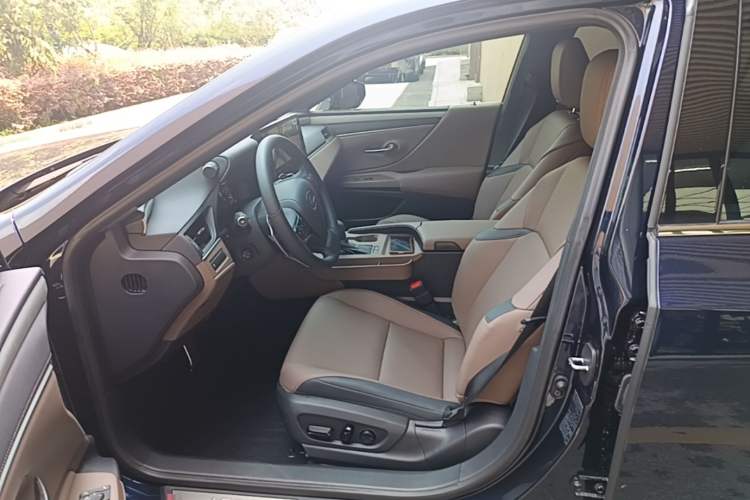 Used Lexus ES 2025 300h Deluxe Edition Left Front Seat