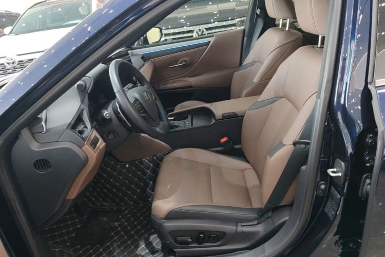 Used Lexus ES 2025 300h Deluxe Edition Left Front Seat