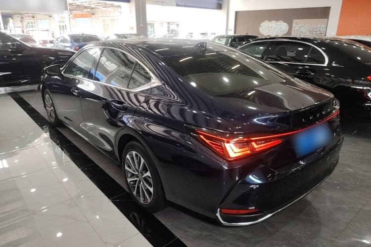 Used Lexus ES 2025 200 Premium Edition Rear Left 45 Deg