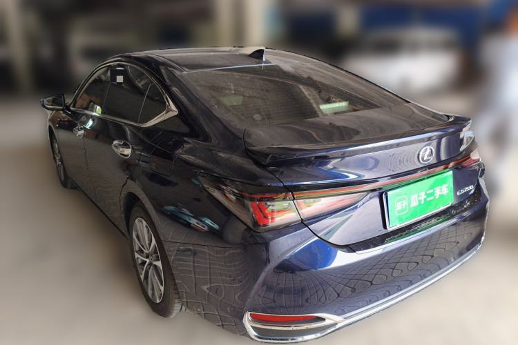 Used Lexus ES 2025 200 Premium Edition Rear Left 45 Deg