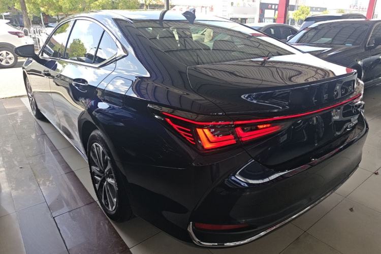 Used Lexus ES 2025 200 Premium Edition Rear Left 45 Deg