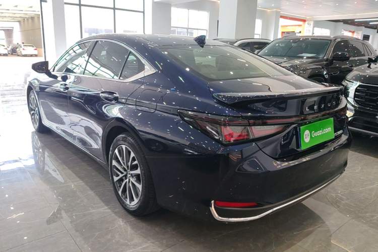 Used Lexus ES 2025 300h Deluxe Edition Rear Left 45 Deg
