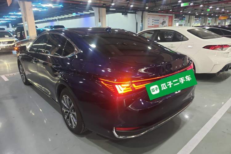 Used Lexus ES 2025 200 Premium Edition Rear Left 45 Deg