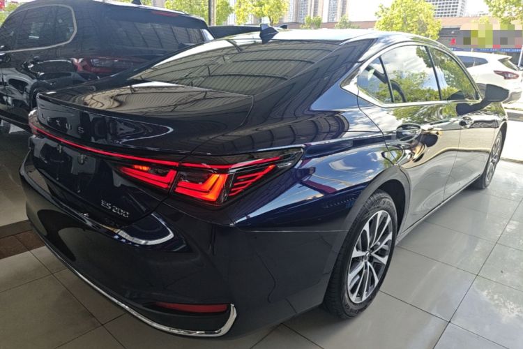 Used Lexus ES 2025 200 Premium Edition Rear Right 45 Deg