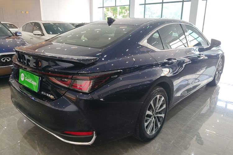 Used Lexus ES 2025 300h Deluxe Edition Rear Right 45 Deg