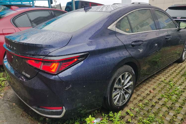 Used Lexus ES 2025 200 Premium Edition Rear Right 45 Deg